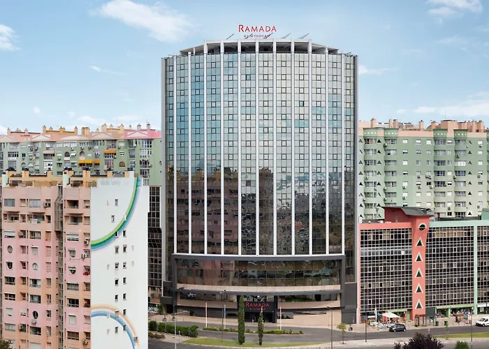 Ramada By Wyndham Готель