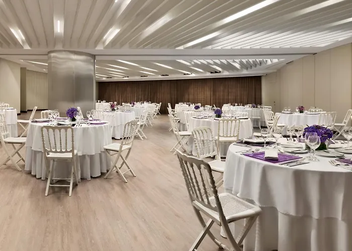 Ramada By Wyndham Готель