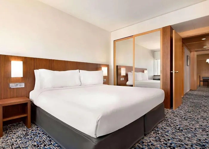 Ramada By Wyndham Готель